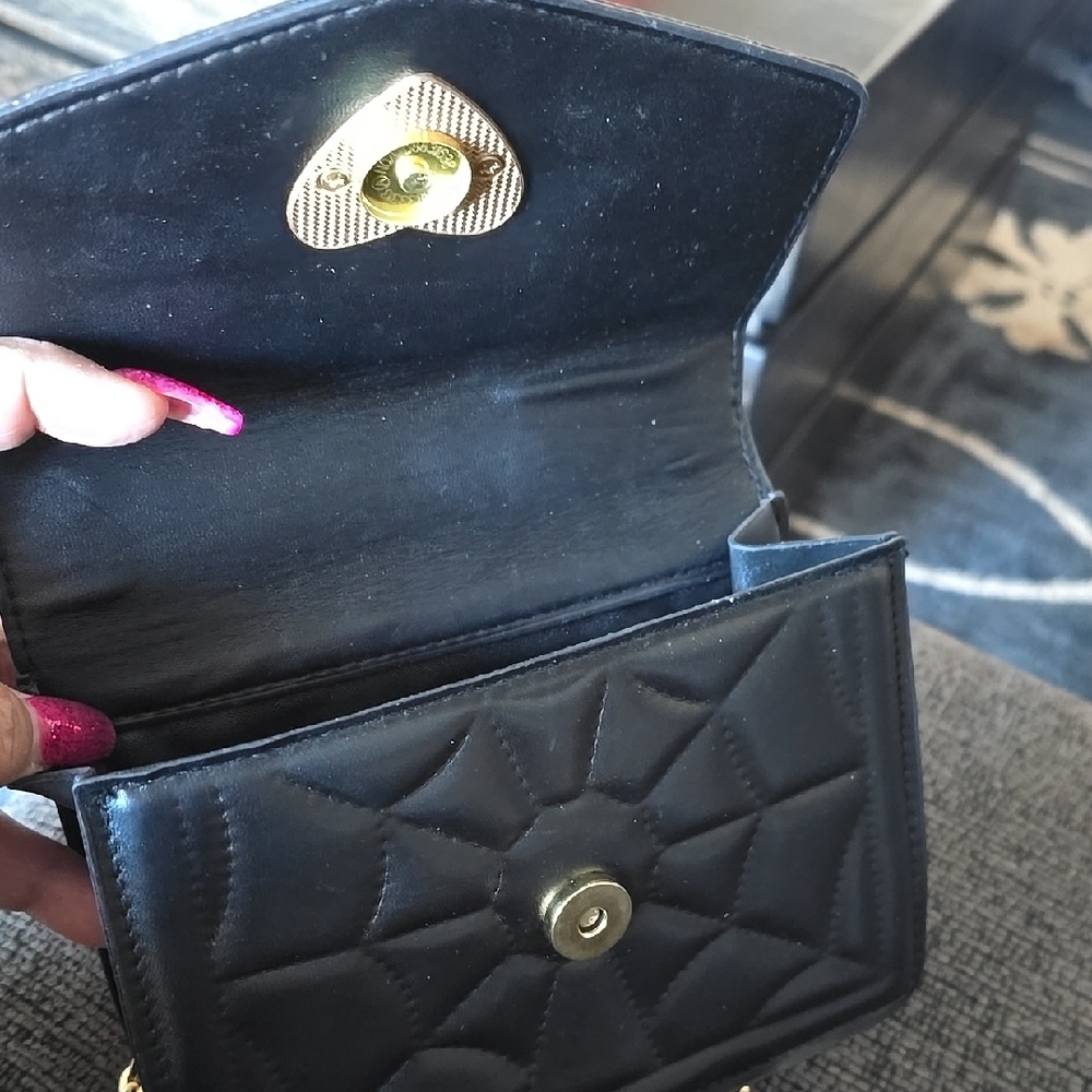 Elegant Black Quilted Bag with Gold Chain - Picture 5 of 6